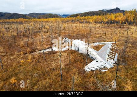 Verlassene Wrackmaschine in einem Sumpf in Russland. Herbstfoto Stockfoto