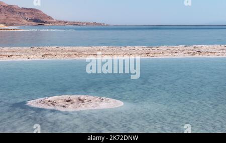 Industrielle Salzverdampfungsteiche im südlichen Teil des Toten Meeres Yam Hamelah in Israel zeigen mineralische Formationen mit einem trüben blauen Himmel Stockfoto
