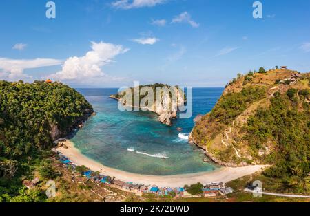 Nusa Penida, Bali: Luftaufnahme des atemberaubenden Atuh-Strandes in Nusua Penida auf Bali in Indonesien. Die Insel ist berühmt für ihre dramatische Küste Stockfoto