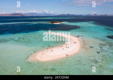 Labuan Bajo, Indonesien; Luftaufnahme der atemberaubenden Sandbank Taka Makassar, einem beliebten Halt bei der Komodo-Kreuzfahrt in Flores in Indonesien Stockfoto