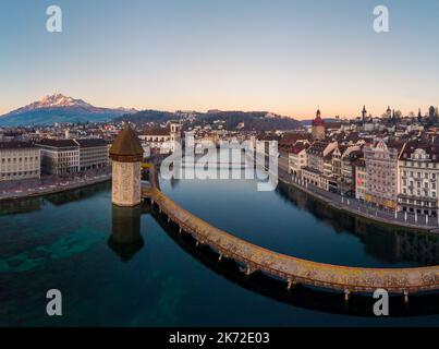 Luzern, Schweiz: Luftaufnahme der Luzerner Altstadt entlang des Reuss mit der berühmten Kapellenbrücke in der Zentralschweiz Stockfoto