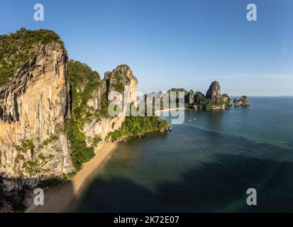 Krabi, Thailand: Luftaufnahme der berühmten Strände Railay West und Tonsai in Krabi entlang des Andamanischen Meeres im Süden Thailands an einem sonnigen Tag Stockfoto