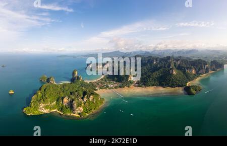 Krabi, Thailand: Luftpanorama des berühmten Railay Strandes in Krabi entlang des Andamanischen Meeres im Süden Thailands an einem sonnigen Tag Stockfoto