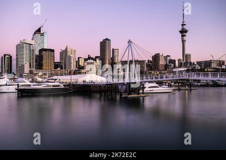 Auckland, Neuseeland: Sonnenuntergang über dem Viaduct-Yachthafen und den Wolkenkratzern im Geschäftsviertel von Auckland in der größten Stadt Neuseelands Stockfoto