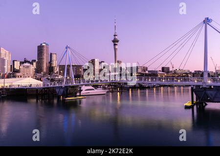 Auckland, Neuseeland September 20 2021: Die Sonne untergeht über dem Viaduct-Yachthafen und den Wolkenkratzern im Geschäftsviertel von Auckland in der größten Stadt Neuseelands Stockfoto