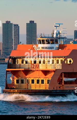 Andrew J. Barberi Staten Island Ferry und Skyline von Jersey City, New York Harbour, USA Stockfoto