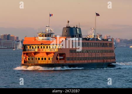 Andrew J. Barberi Staten Island Ferry und Skyline von Jersey City, New York Harbour, USA Stockfoto