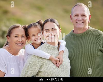 Die Familie ist der wichtigste Einfluss in einem Kinderleben. Eine Familie mit mehreren Generationen, die Zeit im Freien verbringt. Stockfoto