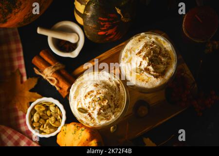 Herbst Hot Spicy Drink für Halloween oder Thanksgiving. Stockfoto