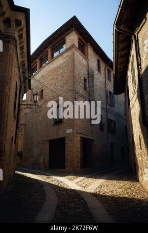 Blick auf die Straßen und mittelalterlichen Paläste in der historischen Stadt Castell’Arquato, mittelalterliches Dorf in der Emilia Romagna, Region von italien mit vielen Burg Stockfoto