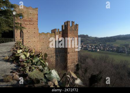 Winter Außenansicht aus der Ferne von der Stadt Castell’Arquato, mittelalterliches Dorf in der Emilia Romagna, schöne contryside von italien mit vielen Burgen wetten Stockfoto