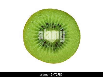 Nahaufnahme eines natürlichen, herzförmigen Querschnitts von frischen reifen Kiwi-Früchten isoliert auf weißem Hintergrund Stockfoto