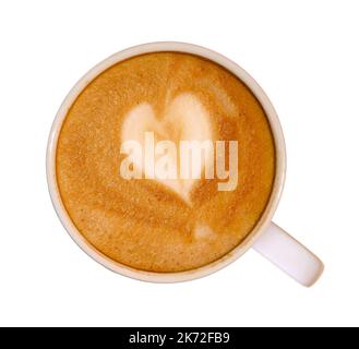 Herzförmiger Latte Art Cappuccino Kaffee isoliert auf weißem Hintergrund Stockfoto