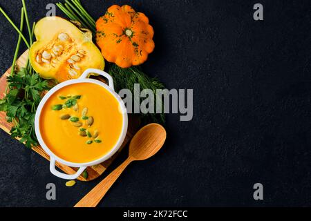 Kürbiscremesuppe mit Kürbiskernen serviert Stockfoto