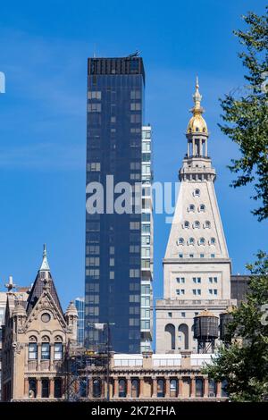 Alt und neu: Gebäude ein Jahrhundert auseinander in Manhattan, New York City: 20 East 23. Street Office (2008) Block und der Met Life Tower (1909) Stockfoto