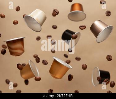 Schwimmende Kaffeekapseln mit Kaffeebohnen auf braunem Hintergrund Stockfoto