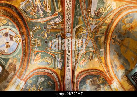 Novalesa, Italien - 29. August 2021: Die Abtei von Novalesa im Piemont, Italien, berühmtes mittelalterliches benediktinerkloster in den italienischen Alpen. Details zum Stockfoto