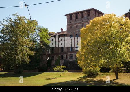 Pievera, Italien – 18. September 2022 – Außenansicht der alten Burg von Pievera, kleines Dorf in den Hügeln von Monferrato, in der Nähe der Stadt Aless Stockfoto