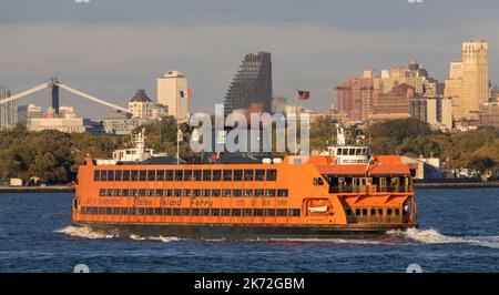 Andrew J. Barberi Staten Island Ferry und Brooklyn Skyline, New York Harbor, USA Stockfoto