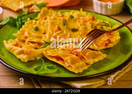 Hausgemachter Kürbis Ravioli mit Ricotta-Käse serviert Basilikum Stockfoto