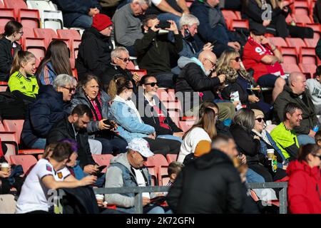 Leigh, Großbritannien. 16. Oktober 2022. Manchester United-Fans beim Spiel der FA Women's Super League im Leigh Sports Village, Leigh. Bildnachweis sollte lauten: Jessica Hornby/Sportimage Kredit: Sportimage/Alamy Live News Stockfoto