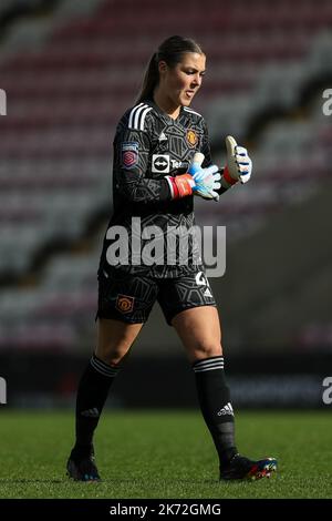 Leigh, Großbritannien. 16. Oktober 2022. Mary Earps von Manchester United beim Spiel der FA Women's Super League im Leigh Sports Village, Leigh. Bildnachweis sollte lauten: Jessica Hornby/Sportimage Kredit: Sportimage/Alamy Live News Stockfoto