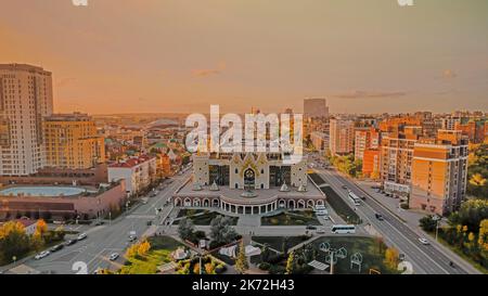 Tatar State Puppet Theatre. Kasan, Russland. Feenfassade des Puppentheatergebäudes. Tatarstan, Russland. Blick auf den Sonnenuntergang. Stockfoto