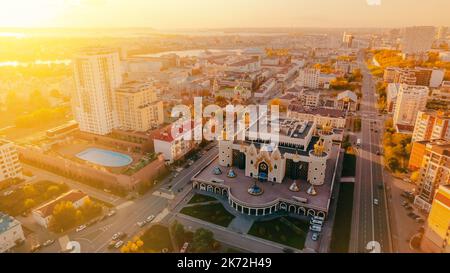 Tatar State Puppet Theatre. Kasan, Russland. Feenfassade des Puppentheatergebäudes. Tatarstan, Russland. Blick auf den Sonnenuntergang. Stockfoto