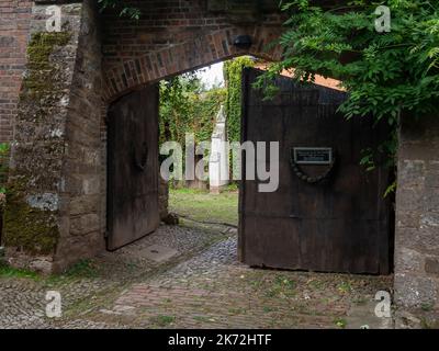 Hellens Manor, ein historisches Haus, Much Marcle, Herefordshire, Großbritannien; Alte Türen zum Innenhof Stockfoto