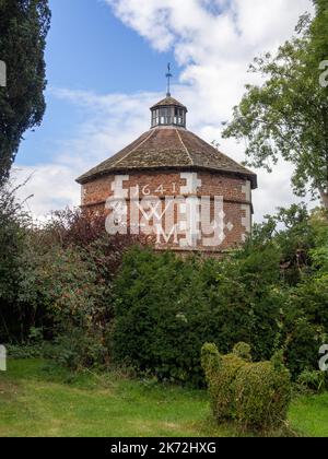 Hellens Manor, ein historisches Haus, Much Marcle, Herefordshire, Großbritannien; Blick auf den achteckigen Taubenschlag aus dem 17.. Jahrhundert. Stockfoto