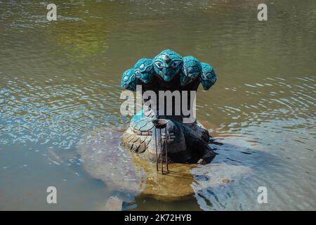 Statue einer naag oder Naga im Taudaha See in der Nähe von Kathmandu Stockfoto