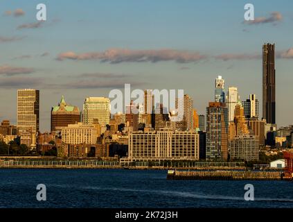 Skyline von Brooklyn vom New York Harbour, USA Stockfoto