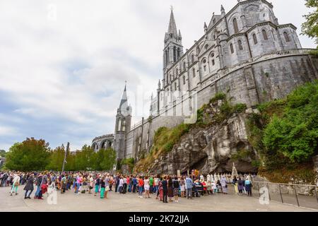 Lourdes, Frankreich. 2. September 2022. Hunderte von Pilgern unterstützen den Gottesdienst in der Grotte von Massabielle im Heiligtum unserer Lieben Frau von Lourdes Stockfoto