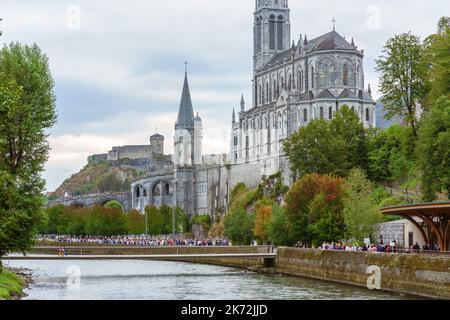 Lourdes, Frankreich. 2. September 2022. Landschaftlich schöner Blick auf das Sanctuary mit dem Fluss Stockfoto