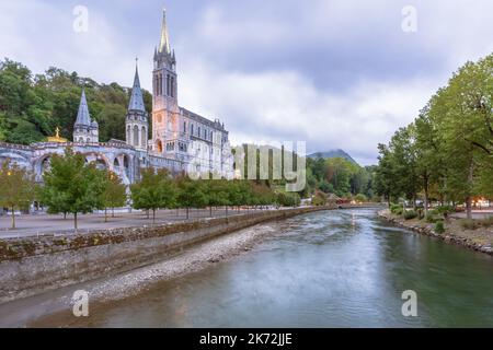 Lourdes, Frankreich. 2. September 2022. Landschaftlich schöner Blick auf das Sanctuary mit dem Fluss Stockfoto