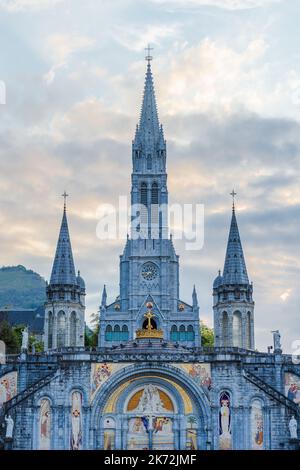 Lourdes, Frankreich. 1. September 2022. Vorderansicht der Wallfahrtskirche von Lourdes in der Abenddämmerung Stockfoto