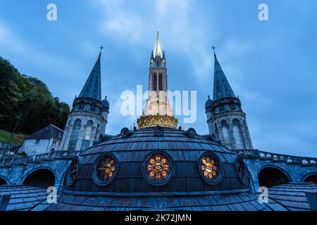 Blick auf die obere und untere Basiliken im Heiligtum unserer Lieben Frau von Lourdes in Frankreich Stockfoto