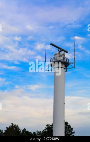 KÜSTENÜBERWACHUNGSRADARSYSTEM. Das Marine-Radar auf dem Turm. Stockfoto