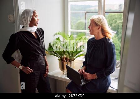 Lächelnde Frauen zusammen gesprochen Stockfoto
