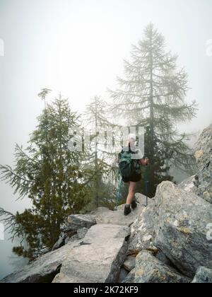 Niedrigen Winkel Blick auf weibliche Wanderer Stockfoto