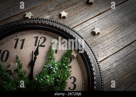 Die Uhr zeigt Mitternacht an. Neujahr. Stockfoto