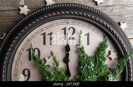 Die Uhr zeigt Mitternacht an. Neujahr. Stockfoto