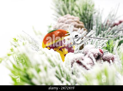 Der farbenfrohe Neujahrshintergrund mit einem Ball, auf dem die Flagge Sri Lankas abgebildet ist. Das Konzept der Neujahrsfeiertage und Weihnachten. Stockfoto