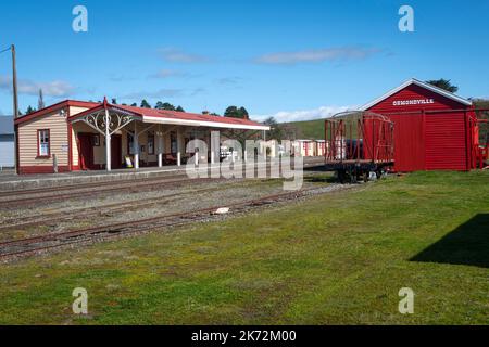 Historischer restaurierter Bahnhof und Warenschuppen, Ormondville, Tararua District, North Island, Neuseeland Stockfoto