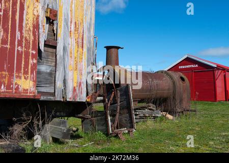 Alter Dampfkessel und Eisenbahngüterschuppen, Ormondville, Tararua District, North Island, Neuseeland Stockfoto