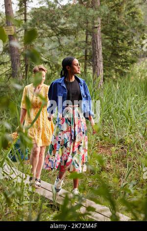 Weibliches Paar, das im Wald spaziert Stockfoto