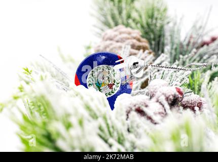 Der farbenfrohe Neujahrshintergrund mit einem Ball, auf dem die Flagge von Belize abgebildet ist. Das Konzept der Neujahrsfeiertage und Weihnachten. Stockfoto