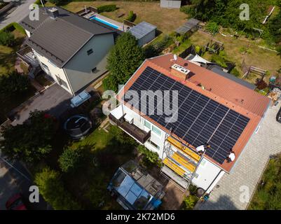 Installation von Sonnenkollektoren auf dem Dach des Hauses Stockfoto