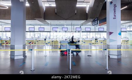 Köln, Deutschland. 17. Oktober 2022. Am Flughafen Köln/Bonn wird eine Reinigungsmaschine durch den leeren Check-in-Bereich von Eurowings gefahren. Am Flughafen Köln/Bonn werden viele der Starts der Airline abgesagt, weil die Piloten für bessere Arbeitsbedingungen in einem dreitägigen Streik waren. Quelle: Rolf Vennenbernd/dpa/Alamy Live News Stockfoto