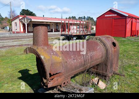 Alter Dampfkessel und Eisenbahngüterschuppen, Ormondville, Tararua District, North Island, Neuseeland Stockfoto